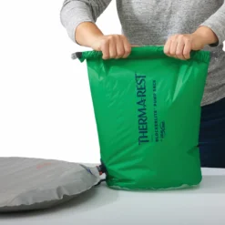 Therm-a-Rest BlockerLite Pumpsack -Camping im Freien Verkäufe 2024 13228 thermarest blockerlite pump sack pine 20 liters inuse